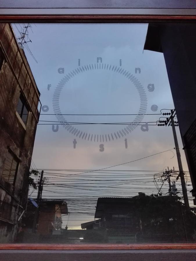 بيت شباب Raining Outside بانكوك المظهر الخارجي الصورة